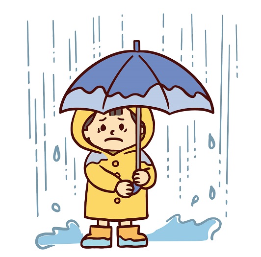 雨の中傘をさす男の子