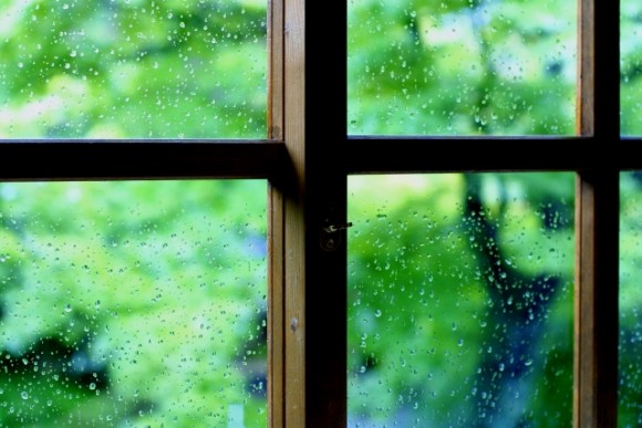 窓の外の雨