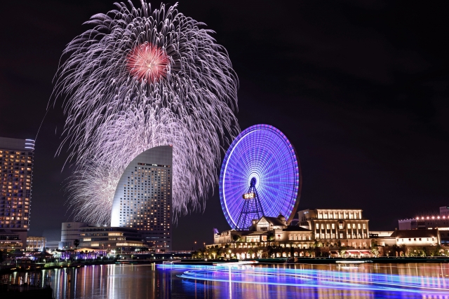 海から見た横浜開港祭の花火