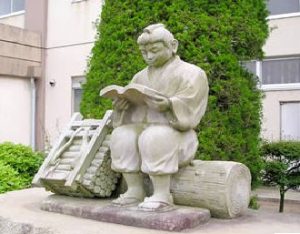座って本を読む二宮金次郎の銅像