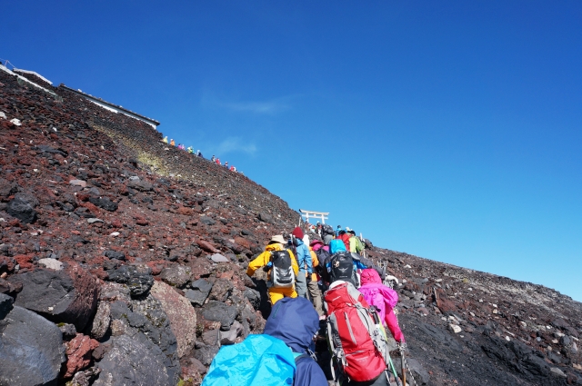 山開きに富士山を登山する人々