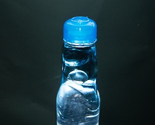 プラスチックの蓋のラムネ瓶