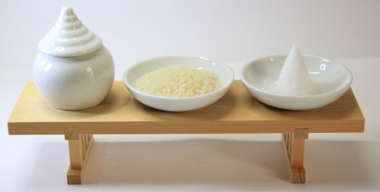 米を中心に、右に塩、左に水