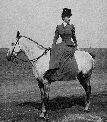 横すわりで乗馬をする女性
