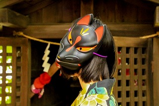 狐のお面の意味とは 狐面の黒い色や赤 青の模様の色にどんな意味があるの 日本文化研究ブログ Japan Culture Lab