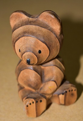 さまざまなバリエーションの木彫りの熊