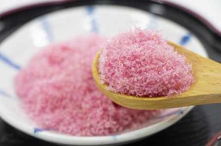 お弁当のご飯にかけるピンクの粉