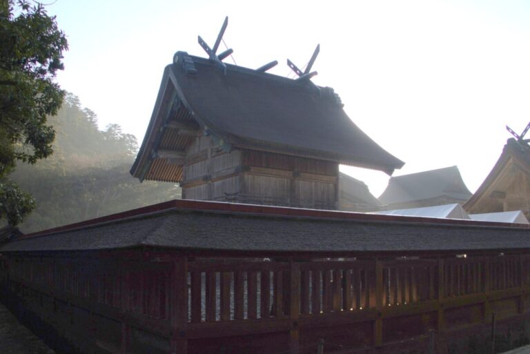 神社の建物の名称「本殿」「社殿」「拝殿」の意味と違いとは？