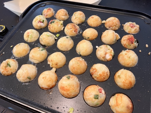 家庭用のたこ焼き器で焼いている途中のたこ焼き