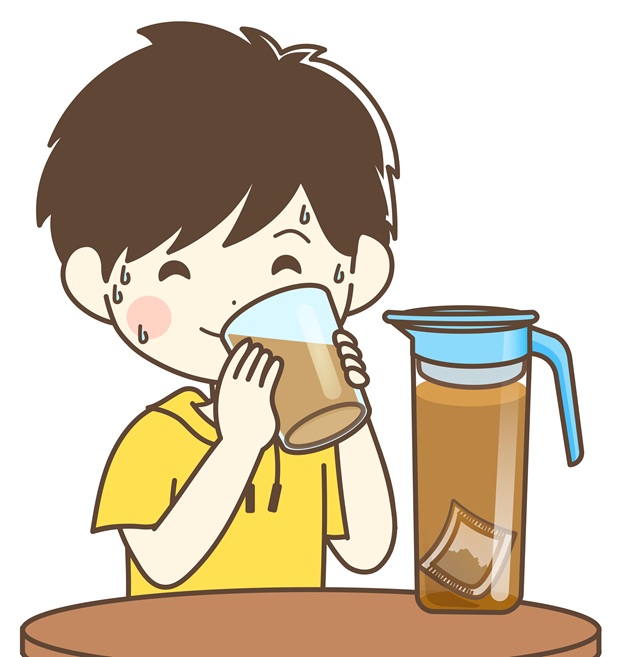 麦茶を飲む少年