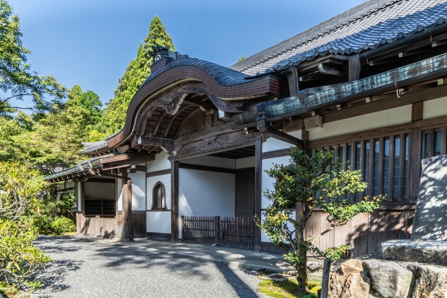 唐破風の屋根がある寺の玄関