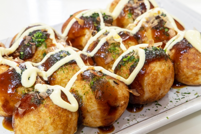 ソースとマヨネーズをかけ、かつお節と青のりをのせたたこ焼き