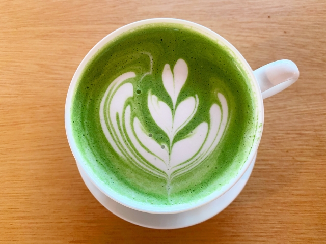 ラテアートを描いた抹茶ラテ