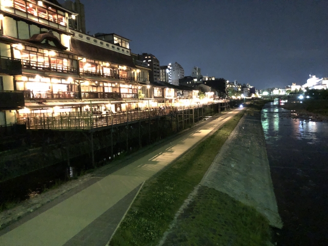 京都・鴨川の納涼床の夜景