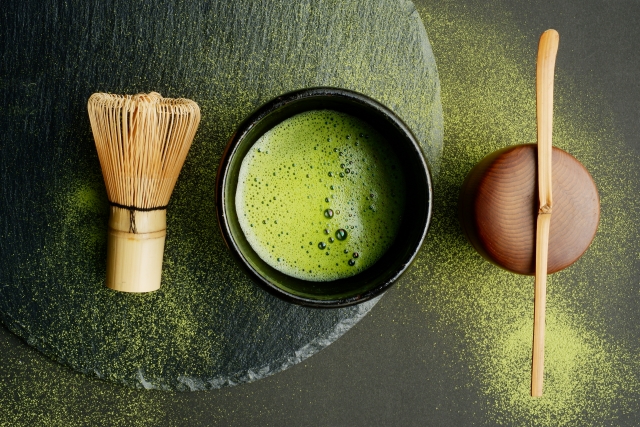 抹茶を点てた茶碗と茶筅、茶杓