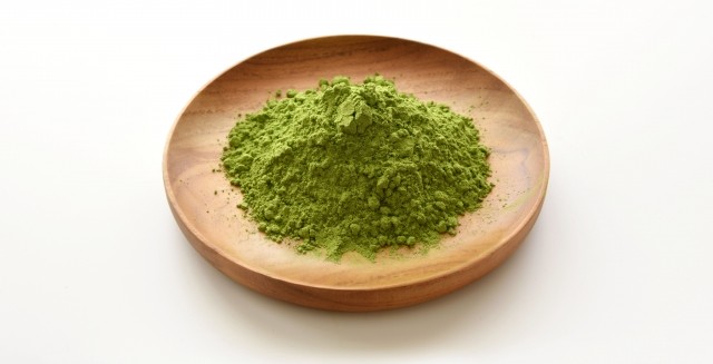 木の皿に盛られた粉末状の抹茶