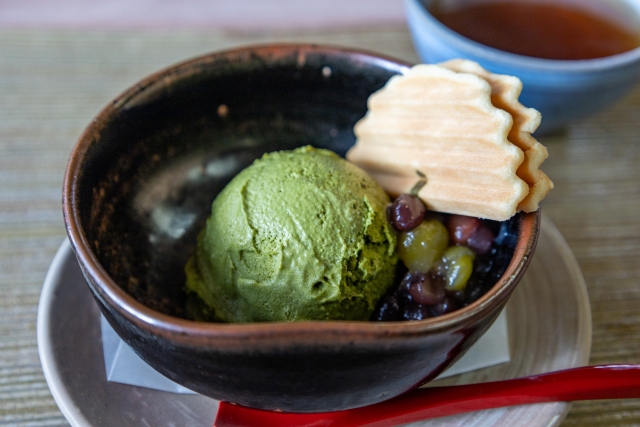 抹茶アイスクリームと小豆をのせた和のデザート