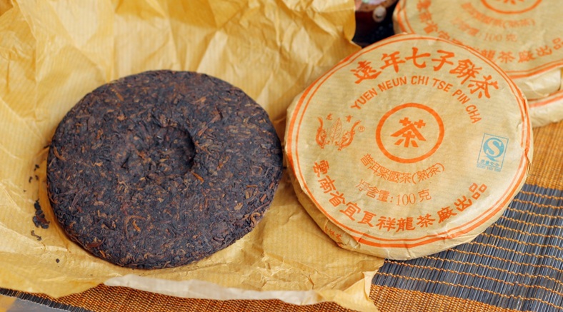円盤状に固められた中国の餅茶