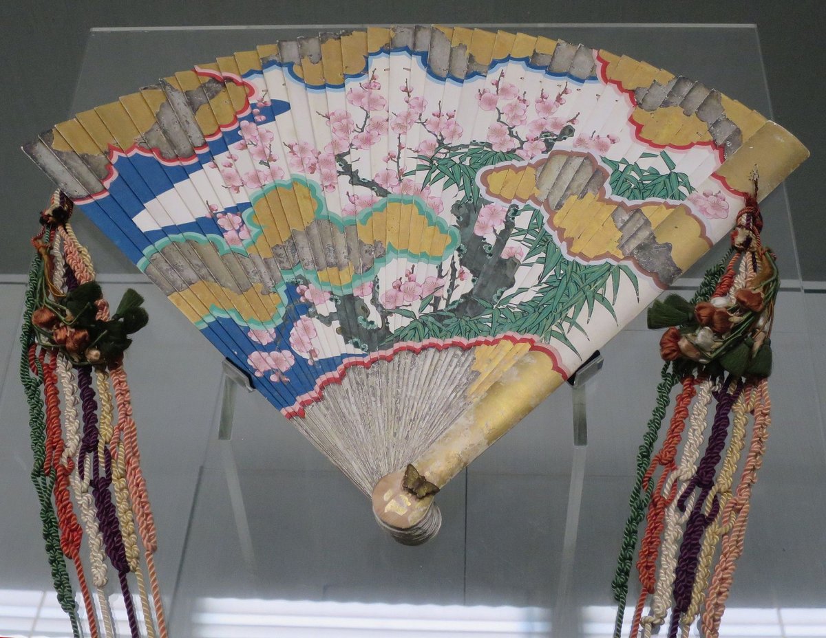 房飾りの付いた檜扇(東京国立博物館蔵・19世紀)