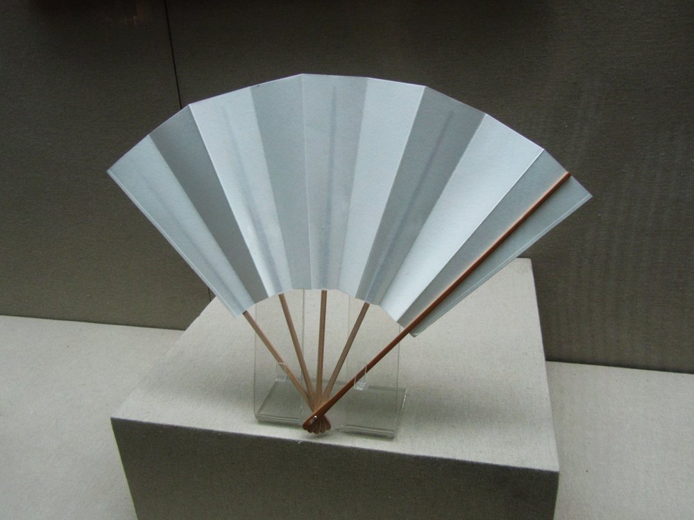 竹の骨組みの片面だけに紙を張った蝙蝠扇(中国扇博物館蔵)