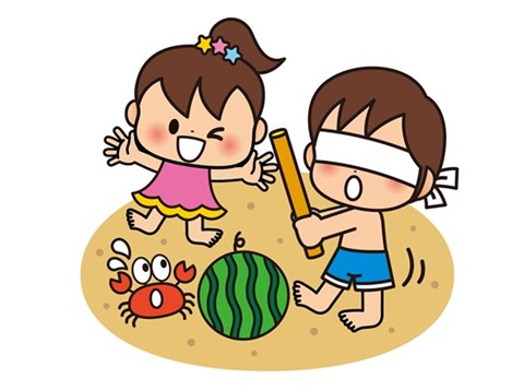 砂浜で目隠しをしてすいか割りをする男の子と応援する女の子