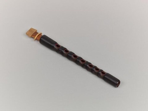 漆塗りの縦笛、篳篥「銘 蜩」