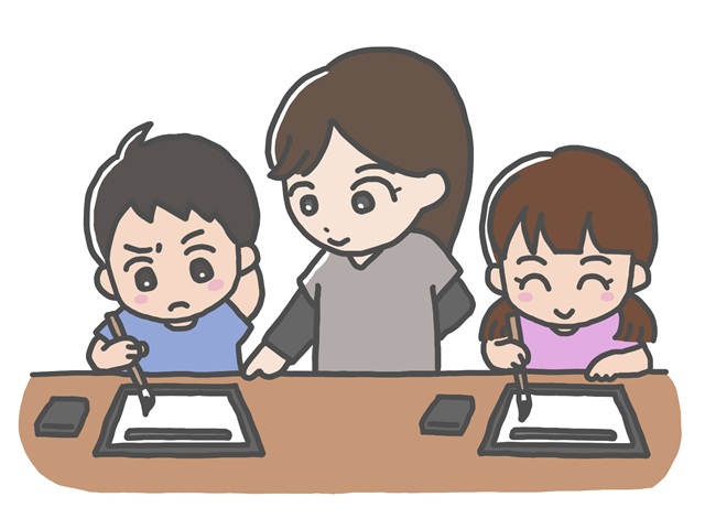 学校の授業で筆を使って習字をする子どもたちと、見守る先生のイラスト
