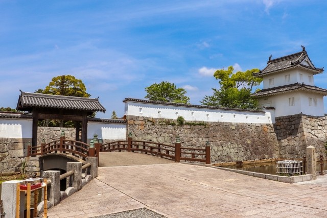 石垣の上に建つ赤穂城の大手門と隅櫓、手前に堀と橋