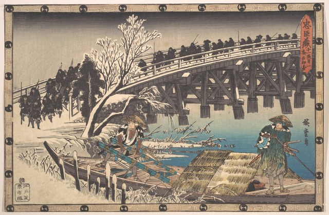 雪の積もった夜、長い橋を列になって渡る浪士たちと、川辺の舟を描いた浮世絵