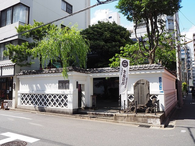 なまこ壁の塀と門に囲まれた吉良邸跡の本所松坂町公園