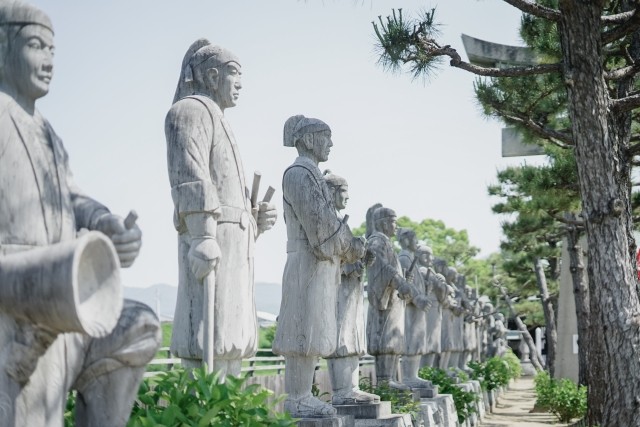 参道の両側に一列に並ぶ赤穂浪士の石像