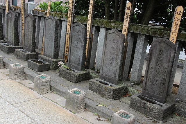 泉岳寺の境内に並ぶ赤穂義士の墓石と卒塔婆