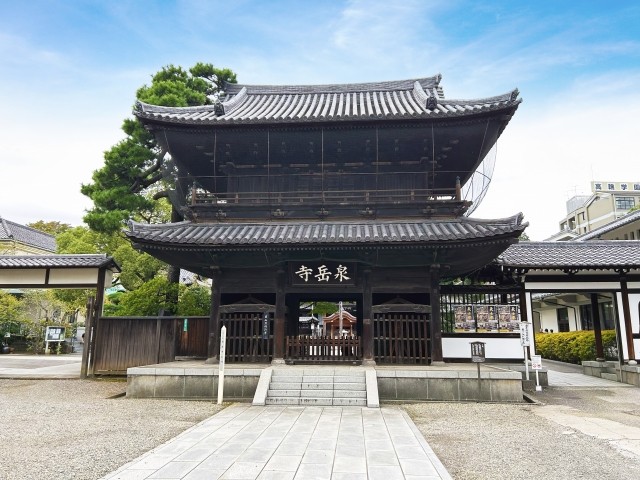 石畳の参道の先に建つ二層の泉岳寺の山門
