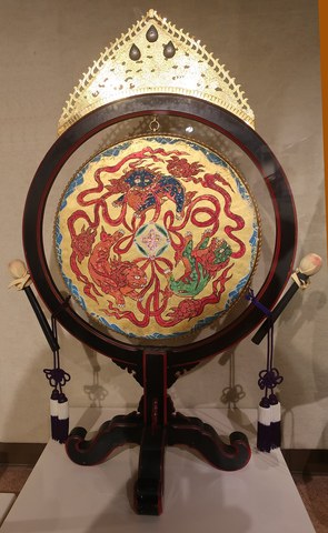 丸い枠につるし、上に飾りをつけた雅楽の太鼓