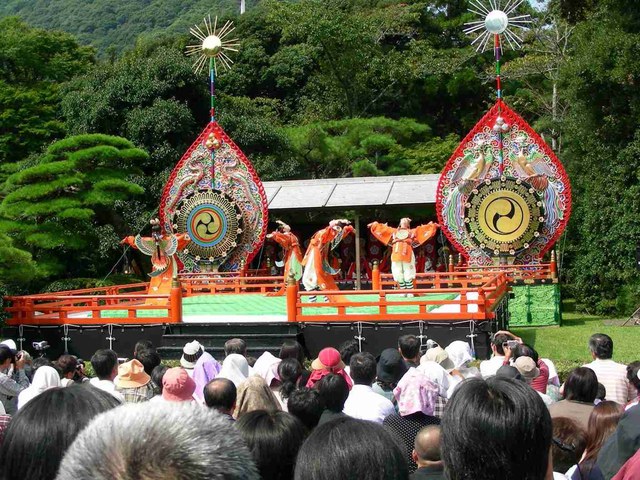 伊勢神宮内宮の野外の舞台で舞われる舞楽と、見物する人々