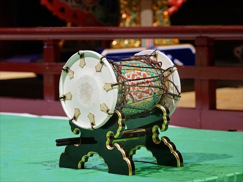 台にのせた横向きの小さな太鼓、鞨鼓
