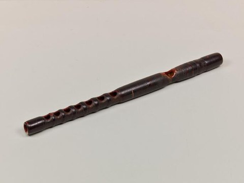 黒い漆塗りの横笛、龍笛「銘 占月丸」