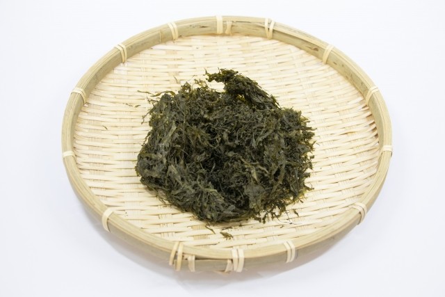 竹のざるに盛った、乾燥させたはばのり