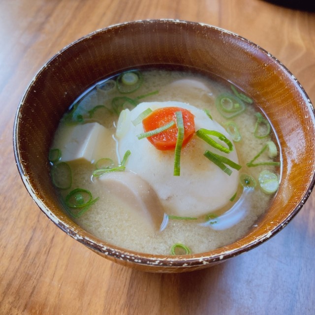 白味噌仕立ての汁に、丸餅と豆腐、にんじん、ねぎを入れた関西風のお雑煮