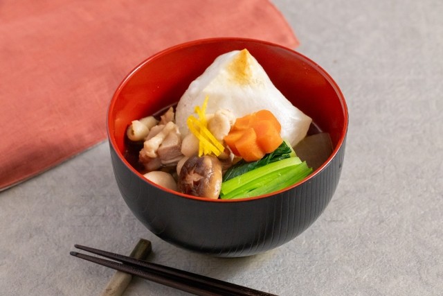 すまし汁に焼いた角餅、にんじん、しいたけ、青菜を入れた関東風のお雑煮