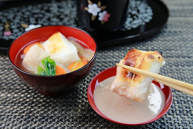 醤油味のお雑煮と、焼いた角餅を別の器のくるみだれにつけたところ