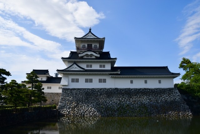 富山城の石垣と堀